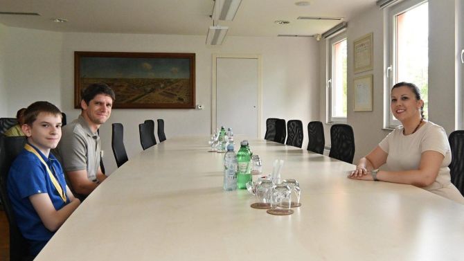 Matej Jelkić, državni prvak iz informatike, na prijamu kod gradonačelnice