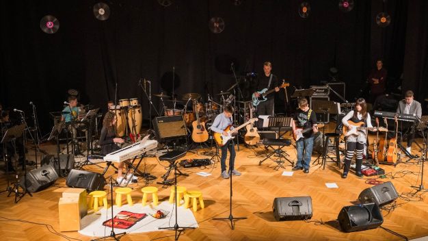 GLAZBENI SPEKTAKL U VALPOVU: 94 izvođača i hitovi grupe Queen oduševili prepun 