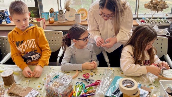 Djeca izrađivala lutkice u knjižnici