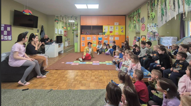 U vrtićima Bizovac i Brođanci mališanima je prikazana kazališna predstava Baby Lasagna - Mačke i spačke