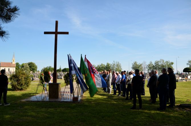 DAN DRŽAVNOSTI U VALPOVU: Budnica, vijenci, svijeće