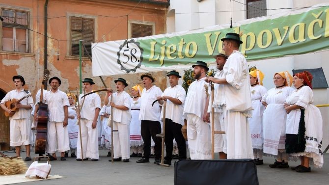 Vatromet boja, zvukova i pokreta u svečanoj povorci i na 58. Smotri Ljeta Valpovačkog