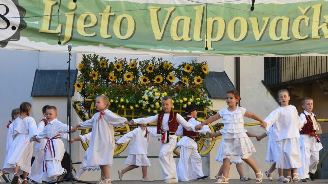 DJEČJA SMOTRA FOLKLORA OKUPILA GOTOVO 200 NAJMLAĐIH ČUVARA BAŠTINE
