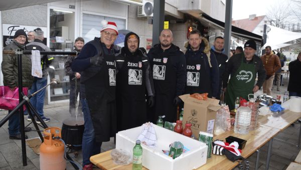 Valpovčanima podijeljeno 300 porcija slasnog fiš paprikaša