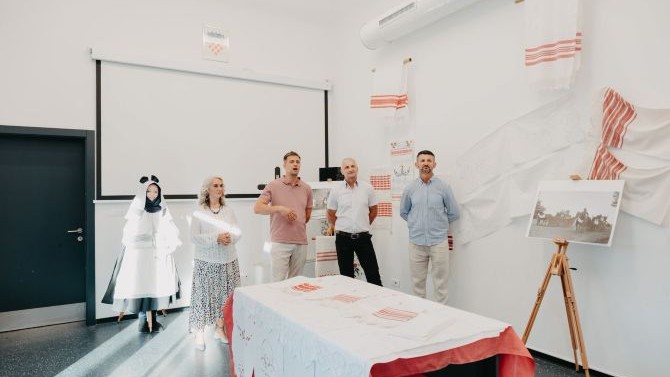 PEŠKIR NOSIM, S NJIME SE PONOSIM“: Otvorena izložba šokačkih peškira Josipa Štefića Kefe u sklopu 58. LJeta valpovačkog