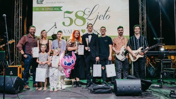 Revija pjevača amatera još jednom oduševila publiku; večer zaključena koncertom LANE HAMZE & INSTITUCIJE