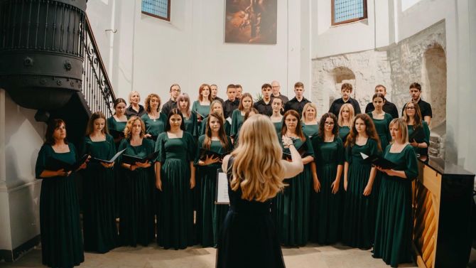 „Višeglasni pozdrav ljetu“ ispunio kapelu dvorca Prandau-Normann zborskom pjesmom
