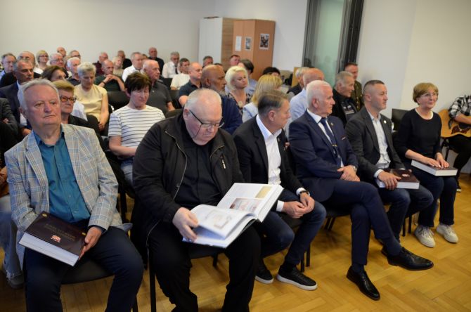 Monografija 5. gardijske brigade HV Sokolovi predstavljena i Valpovčanima